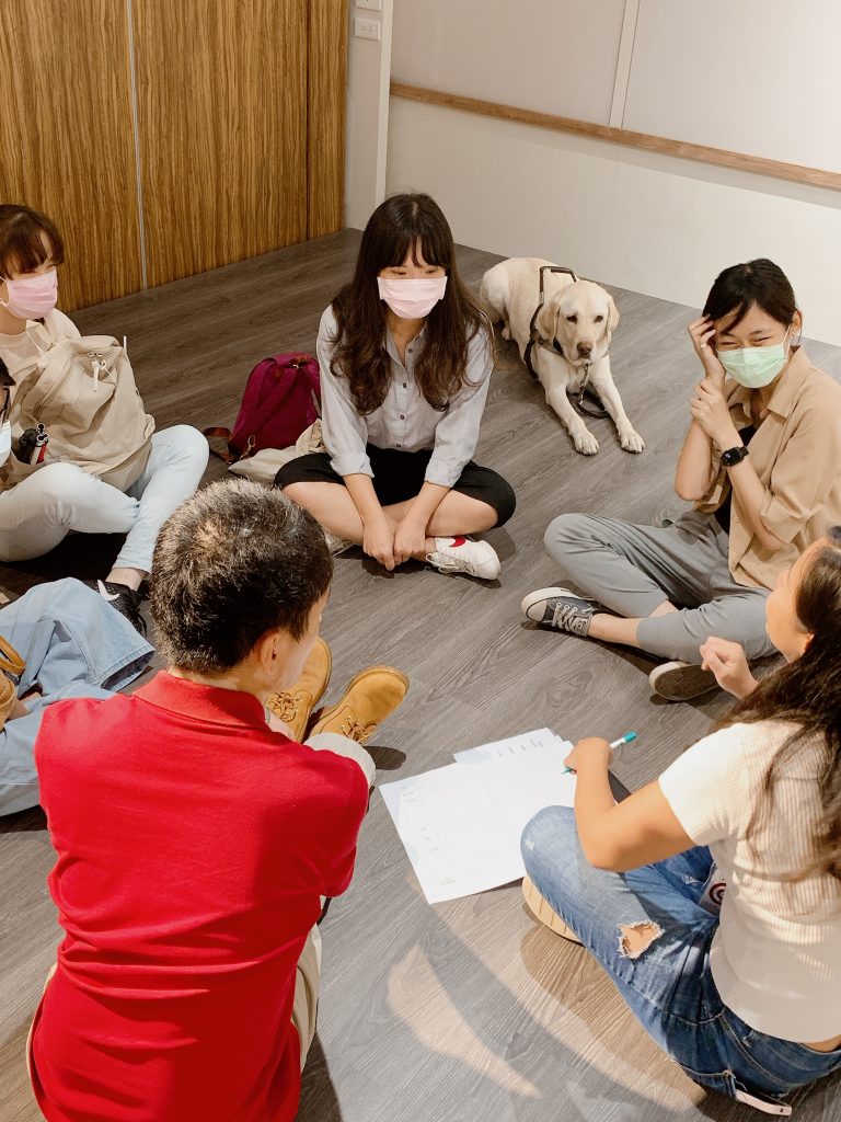 團體活動討論中