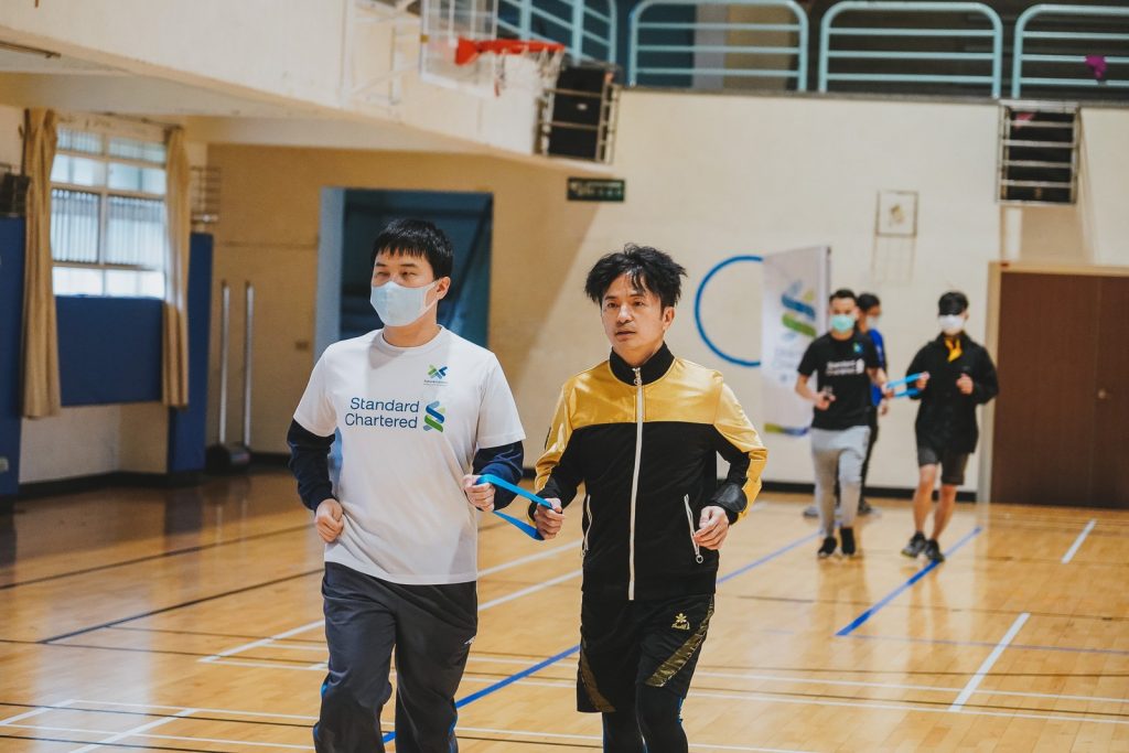 藝人唐從聖被視障者勇於追夢的態度所感動，今年再度加碼響應擔任陪跑員。圖左為視障跑者陳宗裕